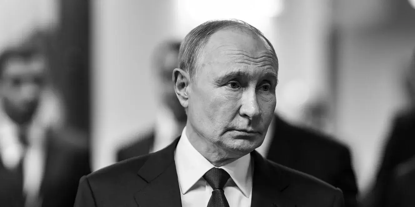 Et foto af The White House i Washington, D.C., set forfra med amerikanske flag foran bygningen. Bruges i en artikel om Vladimir Putin; nøgleord: Putin, Vladimir Putin for at lette søgning og kontekst omkring Ruslands forhold til USA.