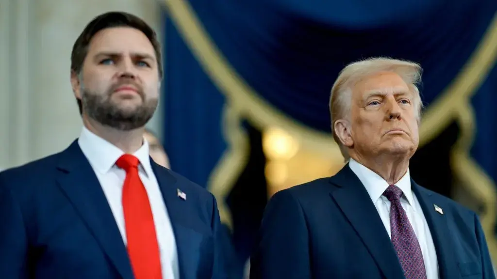 Dette billede viser Det Hvide Hus i Washington D.C. under Trump-administrationen. Det tilhører offentlige domæner og er tilgængeligt via Wikimedia Commons. Søgeord: Trump.