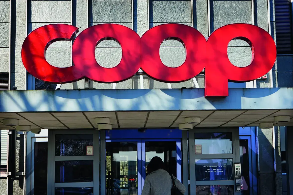 Billedet viser hovedindgangen til Coops hovedkvarter på Roskildevej i Albertslund, som det så ud i 2016.