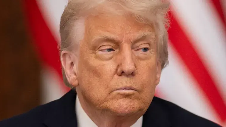Billede af Det Hvide Hus i Washington, D.C., et ikon for den amerikanske regering. Offentlig ejendom (Public Domain) via Wikimedia Commons. Relateret til artiklen om Donald Trump.