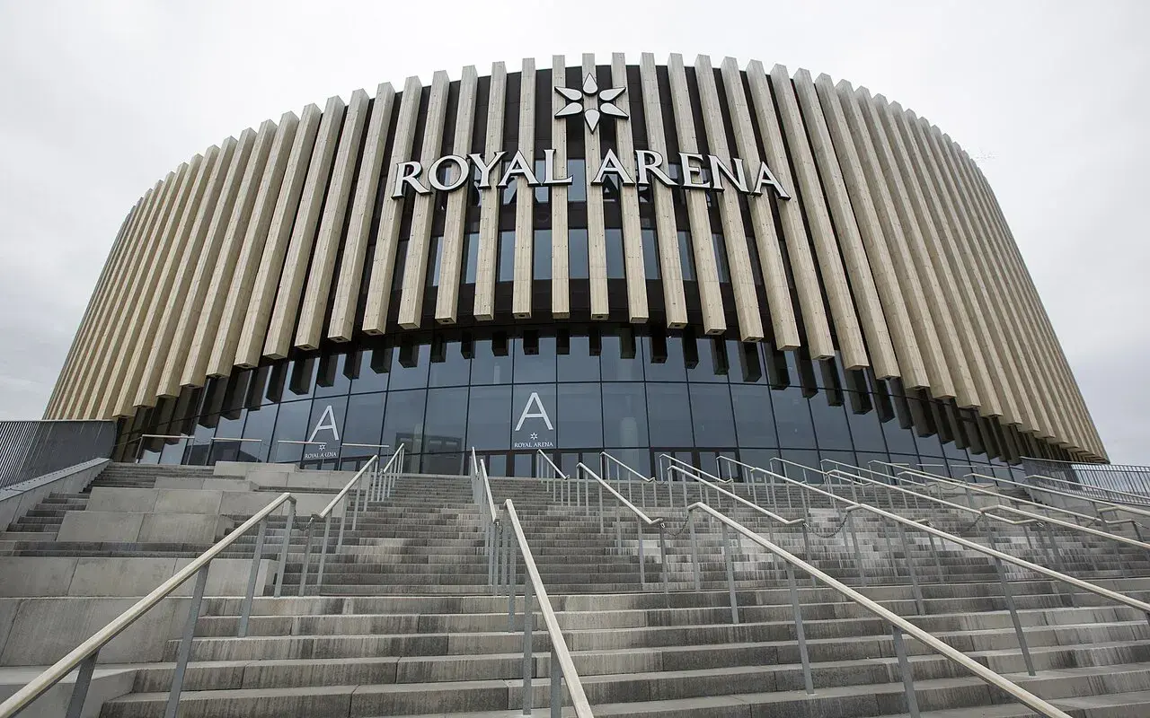 En udmærket udsigt over Royal Arena i Ørestad, København, med det moderne arkitektoniske design.
