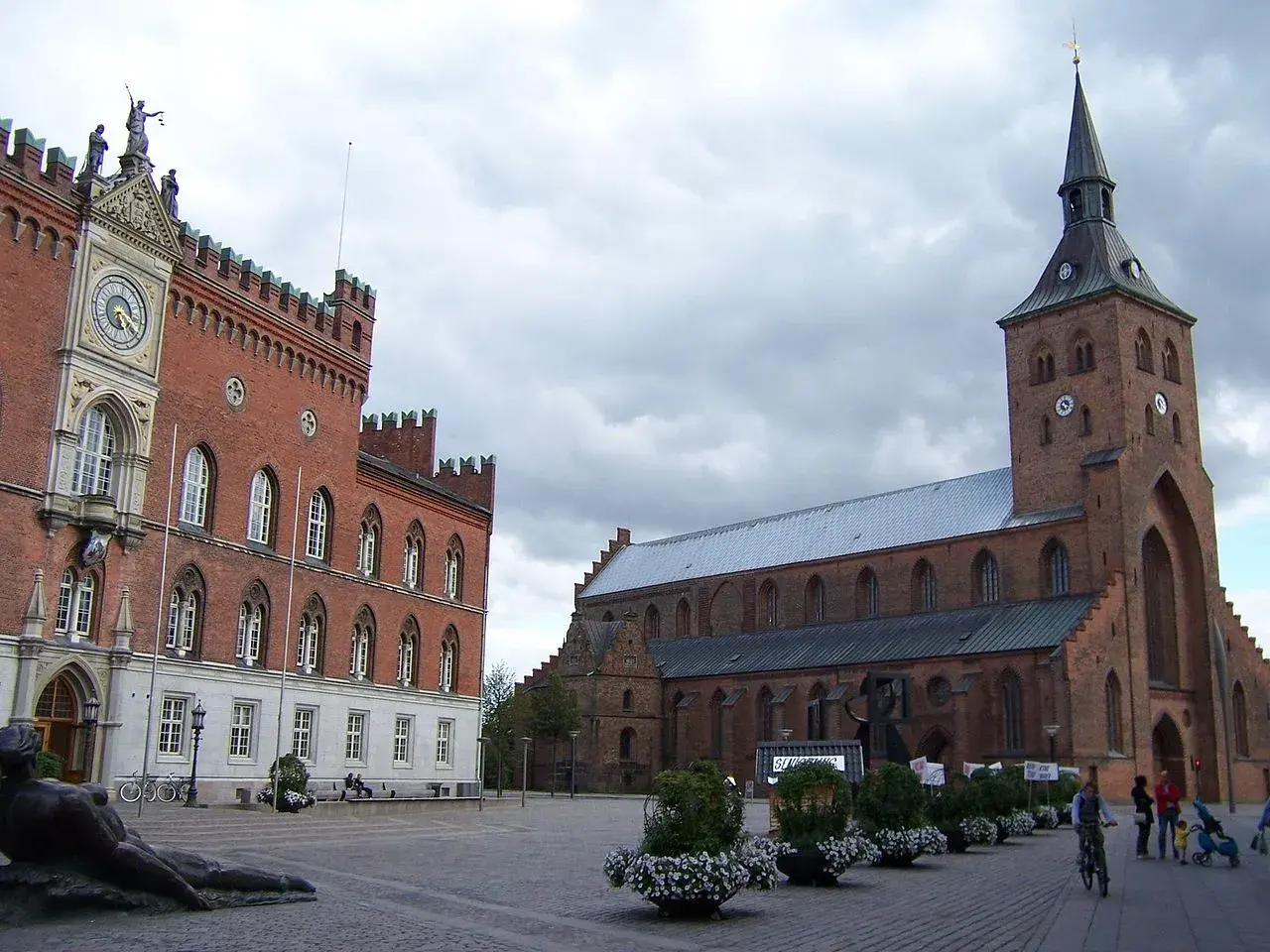 Odense Rådhus og domkirken ses sammen i bybilledet. Billedet viser de markante bygninger og deres samspil i centrum af Odense.