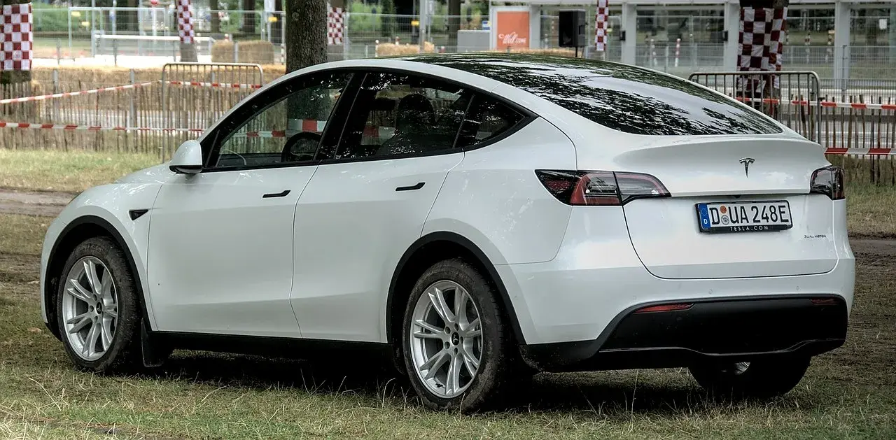 Tesla Model Y fotograferet under Classic Days 2022. Billedet viser bilen i en udstillings-/eventkontekst.