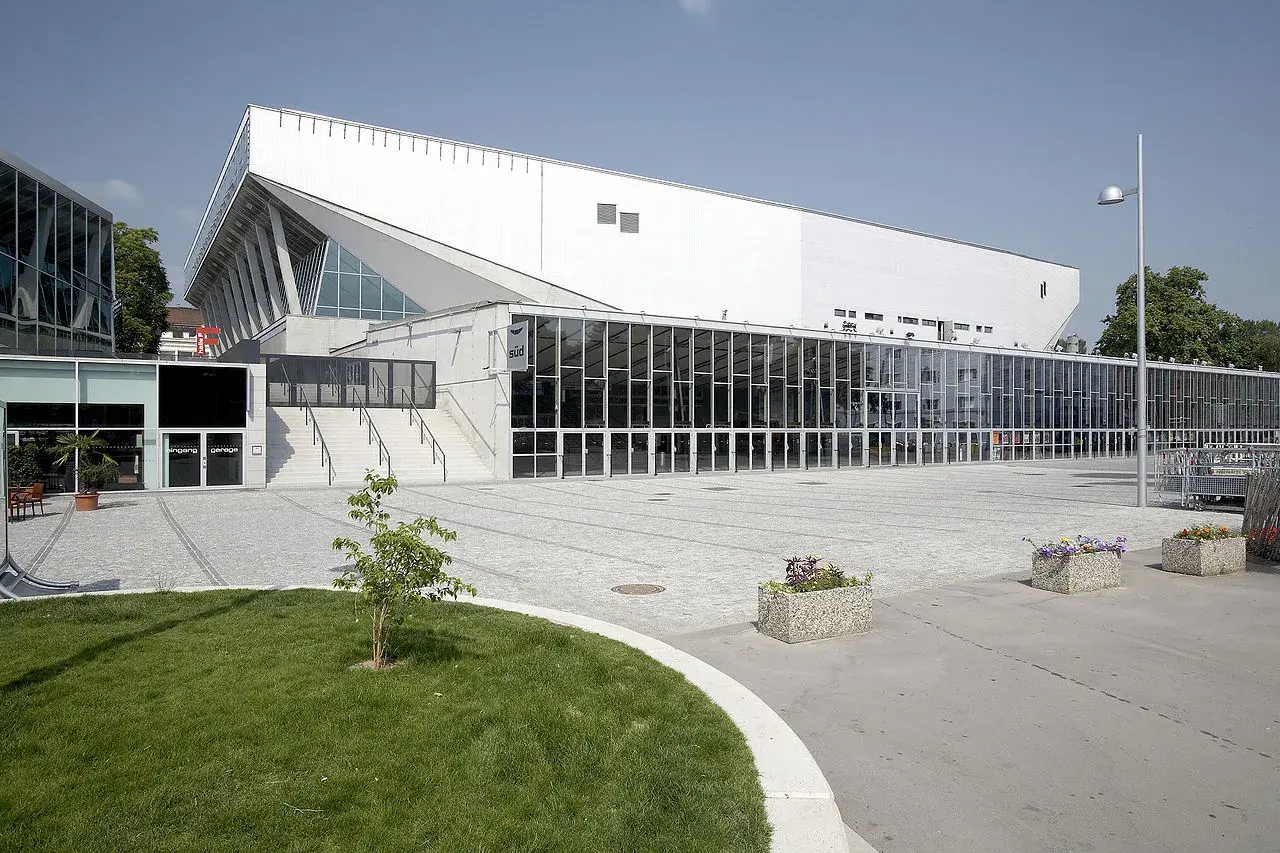 Udvendig facade af Wiener Stadthalle. Bygningen er et kendt koncert- og eventsted i Wien.