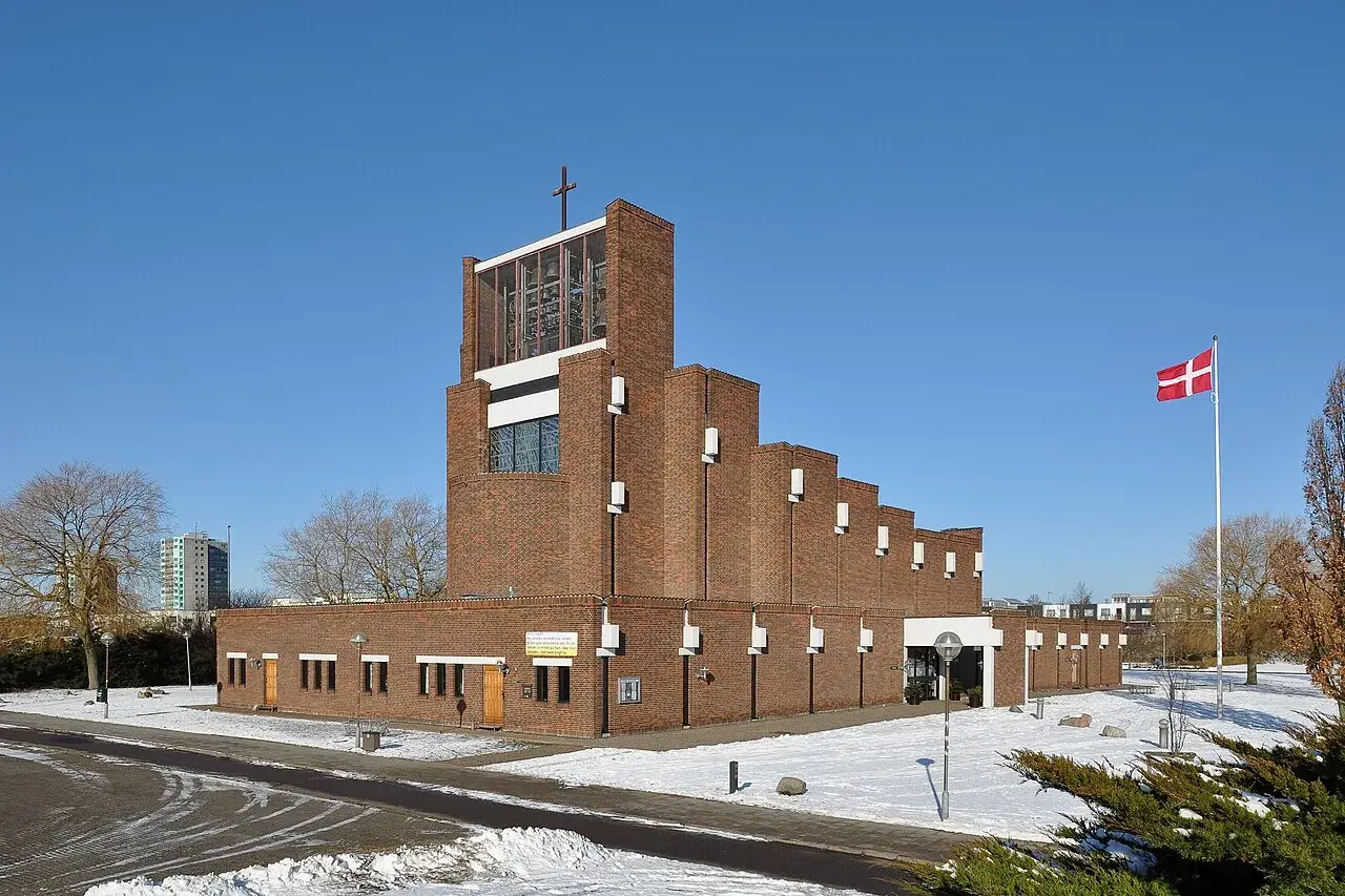 Brøndby Strand Kirke i Brøndby, Danmark. Billedet viser kirkebygningen i et roligt, bynært miljø.