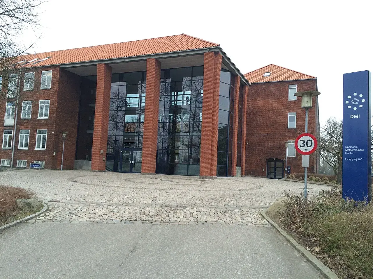 Danmarks Meteorologiske Institut (DMI) i København, fotograferet med fokus på bygningens moderne udtryk. Billedet viser institutionens rolle som nationalt meteorologisk center.