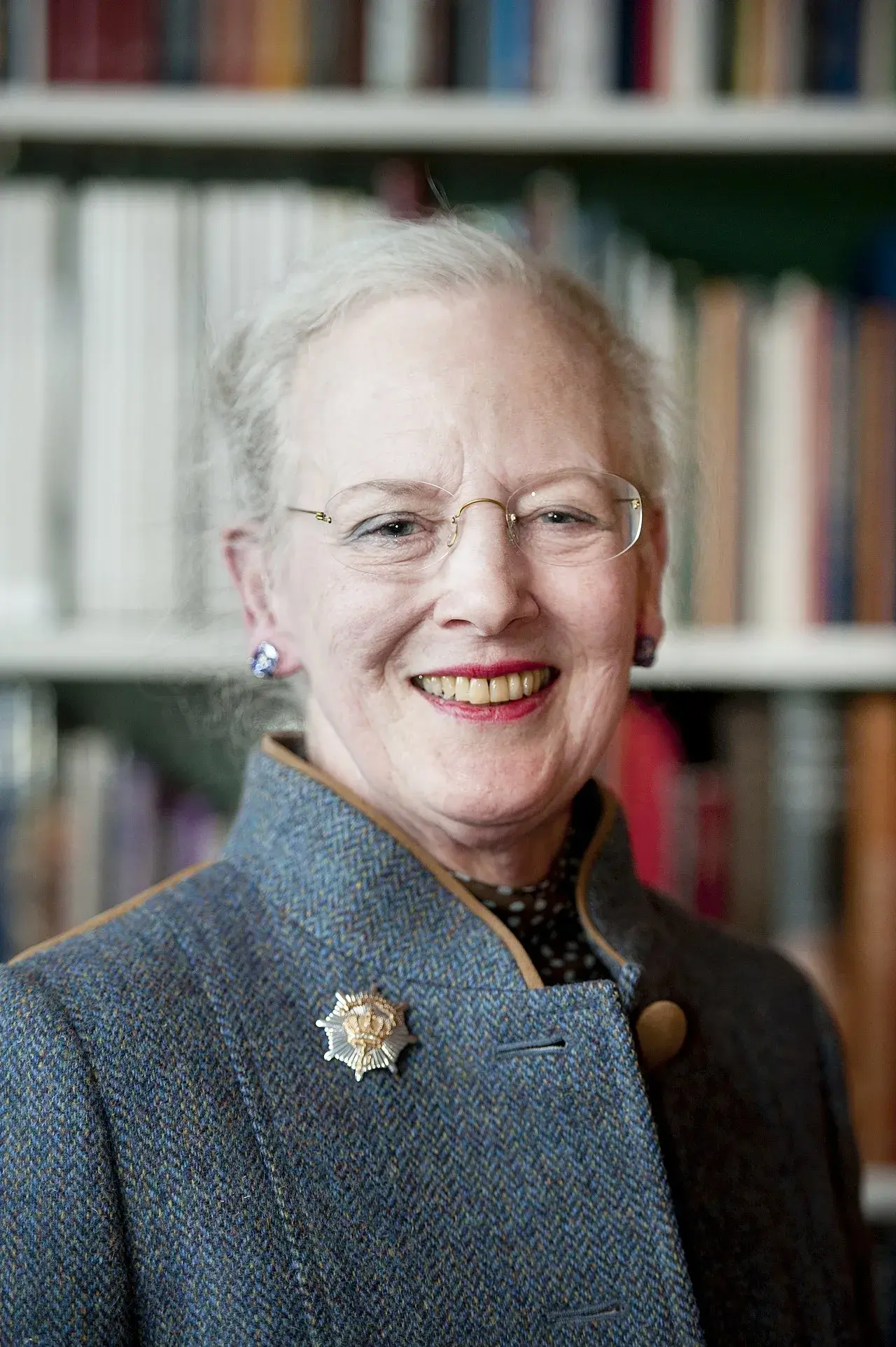 Dronning Margrethe II ses portrætteret. Billedet er et officielt fotografi af den danske dronning.