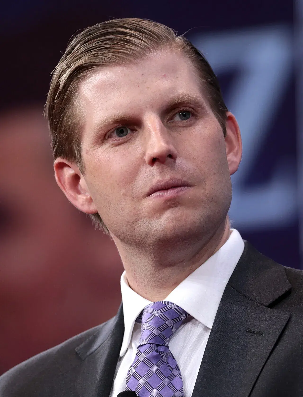 Eric Trump taler ved CPAC i National Harbor, Maryland, i 2018. Billedet viser ham i en talerstolssituation under arrangementet.