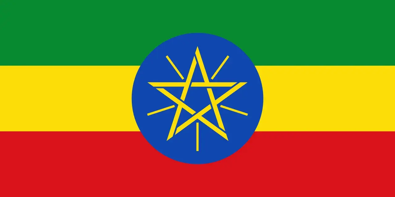 Etiopiens nationale flag med det grønne, gule og røde motiv og det karakteristiske emblem i midten. Billedet fremstår som en tydelig, grafisk gengivelse af flaget.