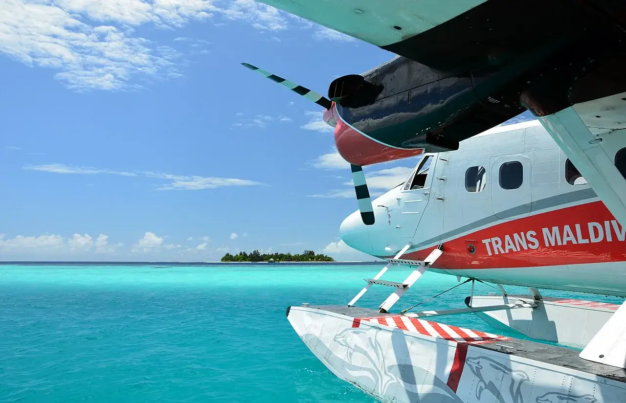 Et TMA-fly (Trans Maldivian Airways) som flyver/ligger ved Bathala-området nord for øen. Billedet viser en typisk vandflysituation i Maldiverne.
