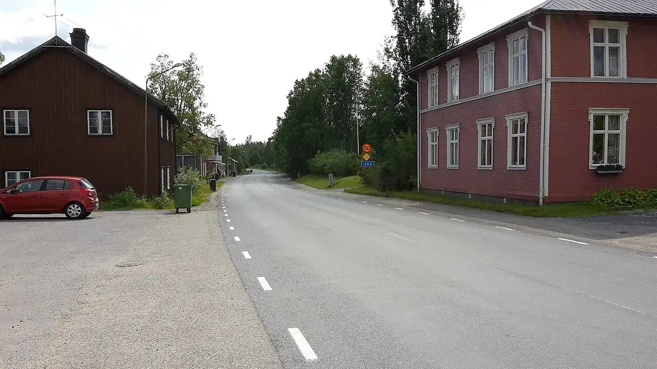 Huvudgatan gennem Nyåker med vej 353 i forgrunden. Billedet viser byens gadebillede og omgivelser.