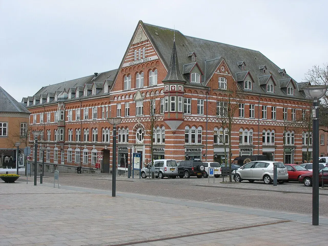 Et historisk bygningsmiljø i Ringsted, kendt som den gamle børs. Billedet viser facaden og bygningens karakteristiske arkitektur.