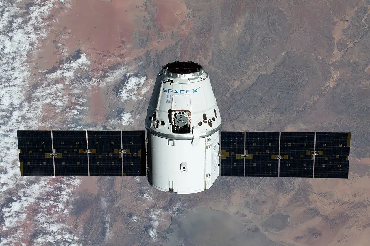 SpaceX CRS-20-missionen: Dragon-resupplyskibet ses på vej mod den Internationale Rumstation (ISS). Billedet viser rumfartøjerne i kredsløb over Namibia.