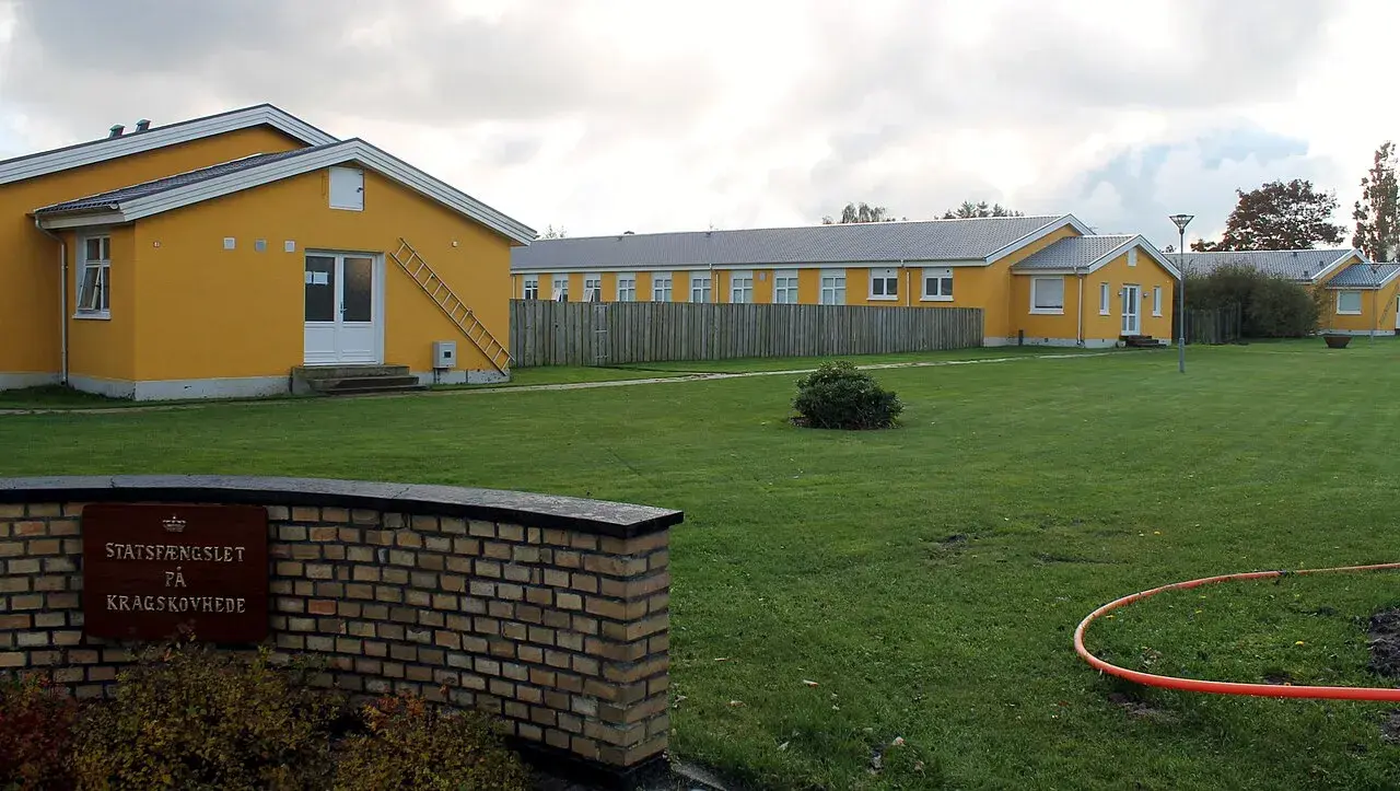 Statsfængslet på Kragskovhede, som er et af Kriminalforsorgens åbne fængsler. Det ligger ca. 12 km nordvest for Frederikshavn i Kragskovhede.