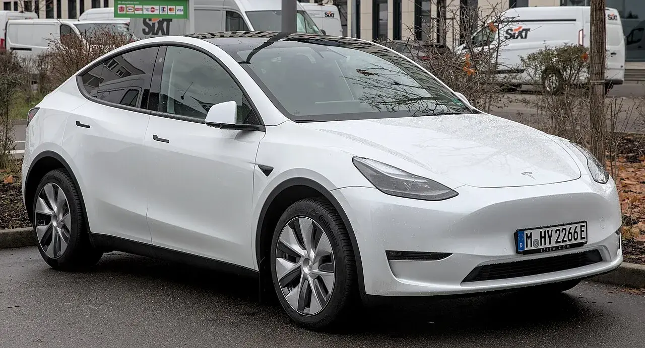 Tesla Model Y fotograferet i Stuttgart-Vaihingen. Billedet viser bilen i et bynært miljø.