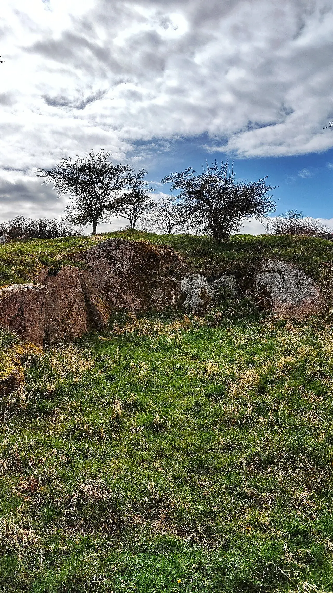 En gammel stenbrud på Bornholm, hvor man kan se, hvordan stenene blev udvundet i oldtiden.