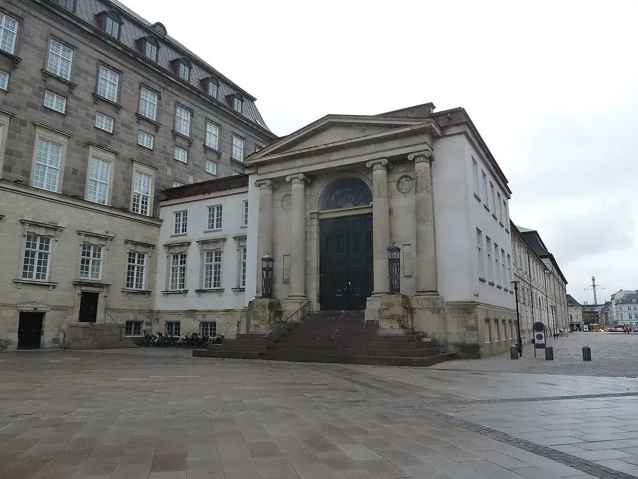 Bygningen, der huser Danmarks Højesteret, ligger ved Christiansborg på Slotsholmen i København. Fotoet viser placeringen i byens rets- og institutionsområde.
