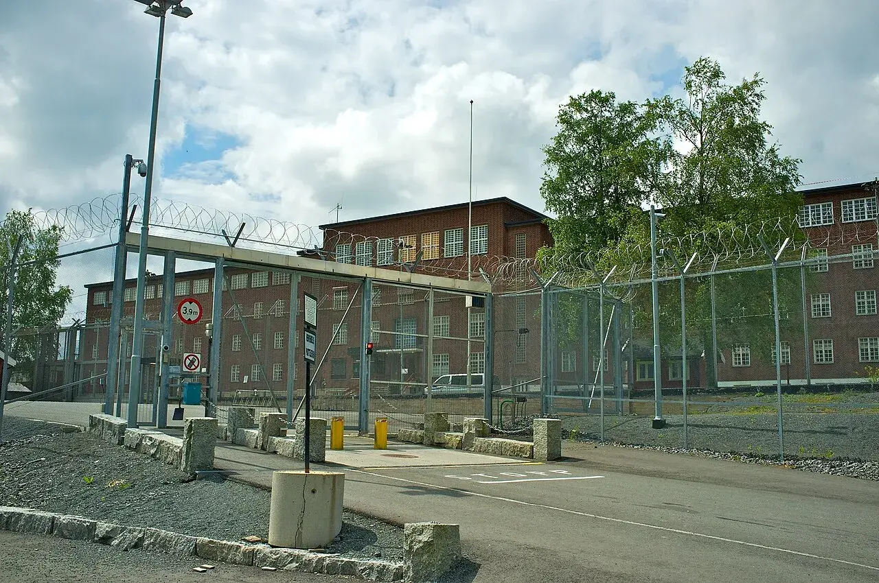 Udvendig udsigt til Ila fængsel og forvaringsanstalt. Billedet viser institutionens bygninger i et bygningsmiljø.