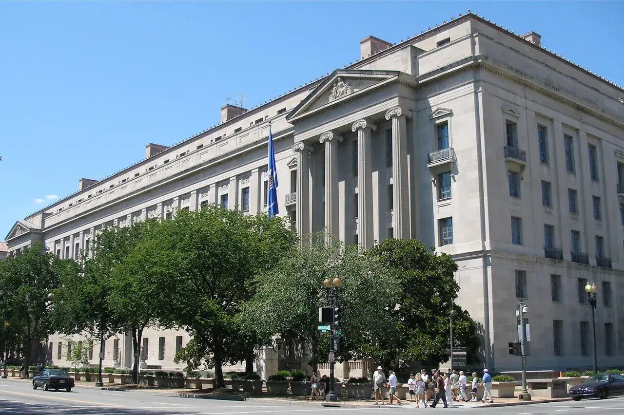 Udsigt over U.S. Department of Justice-hovedkvarteret fotograferet den 12. august 2006. Billedet viser bygningens facade og omgivelser.