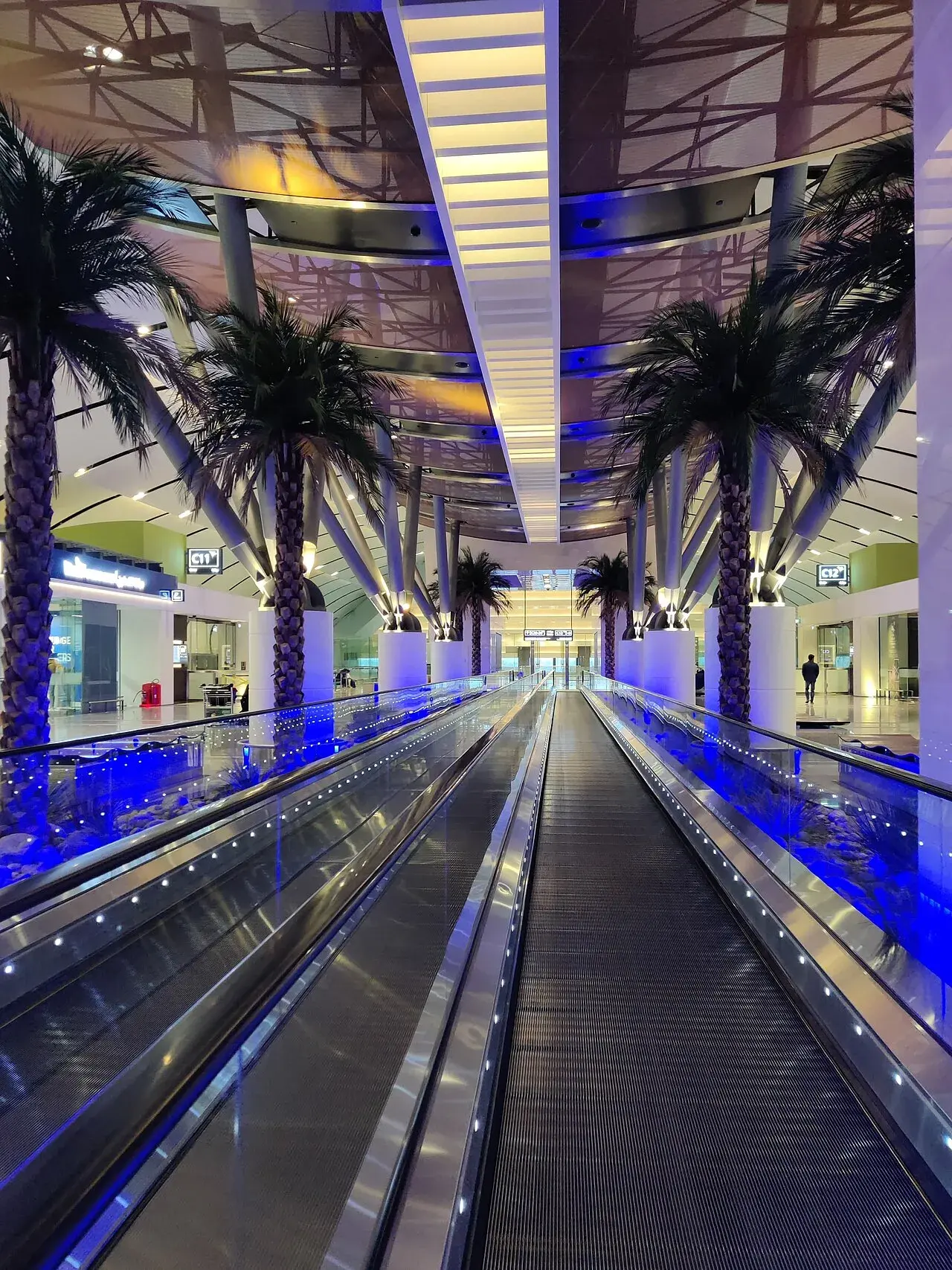 Et foto af Kuwait Lufthavn med tydelig infrastruktur og lufthavnsfaciliteter. Billedet viser lufthavnsområdet i et overskueligt perspektiv.