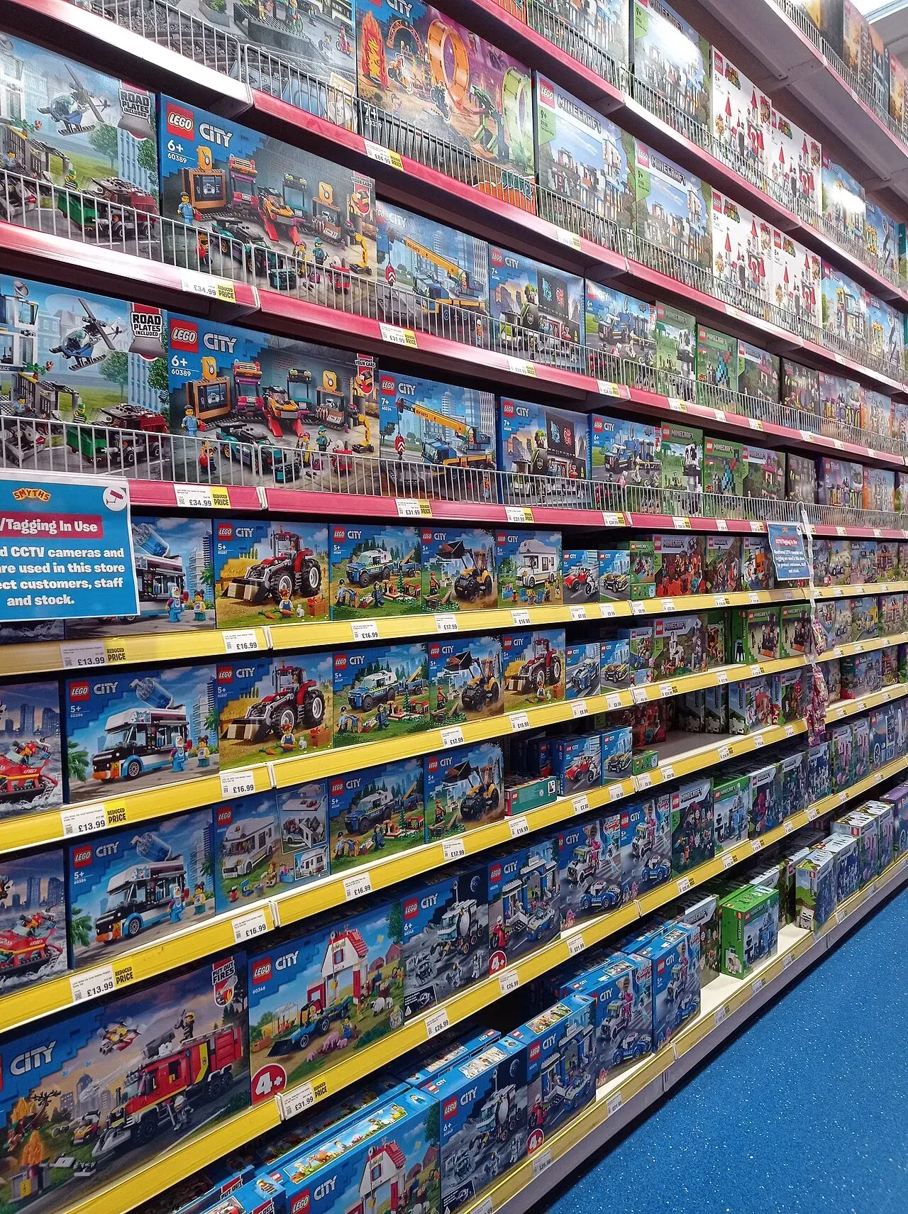 Et butiksmiljø med LEGO-produkter udstillet i Smyths Toys i Enfield. Billedet viser tydeligt LEGO-branding og legetøjssektionen i butikken.