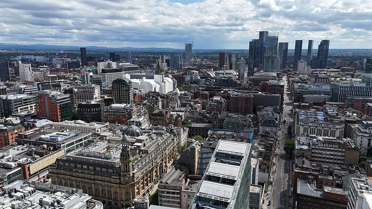 Et bybillede af Manchester taget fra Manchester Cathedral med en drone.