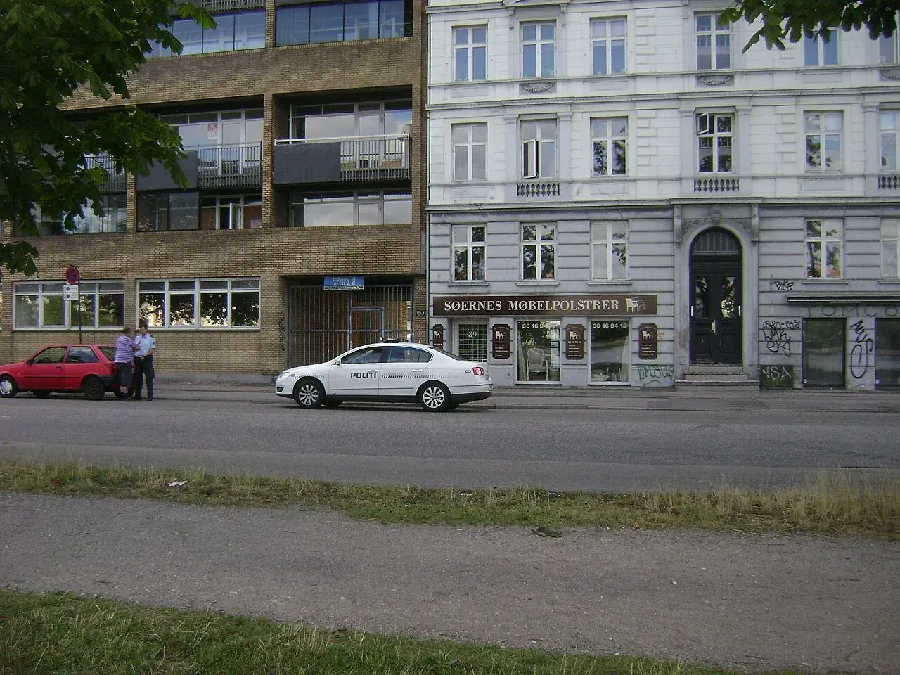 Politi i København med en bil, der er blevet standset. Billedet viser en situation i hovedstaden i Danmark.