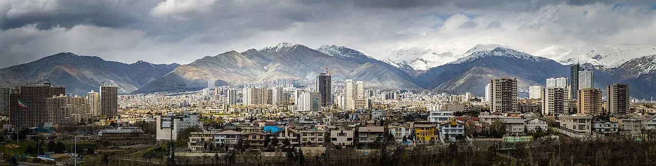 Panoramabillede af Teheran i en klar periode efter regn, hvor byen fremstår særligt ren og overskuelig. Udsigten fremhæver skyline og de nordlige områder.