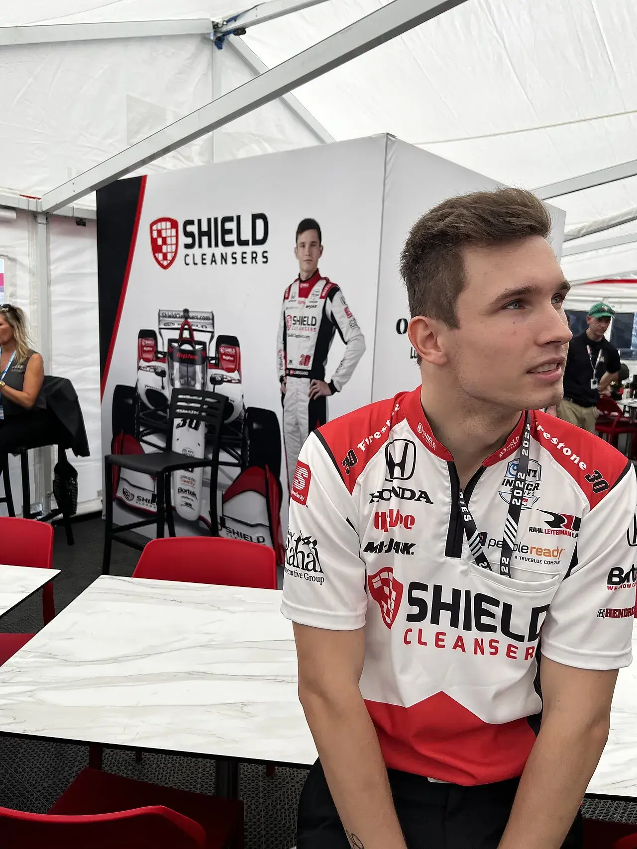 Christian Lundgaard under et løb i IndyCar-serien. Billedet viser ham i fuld fart på banen.
