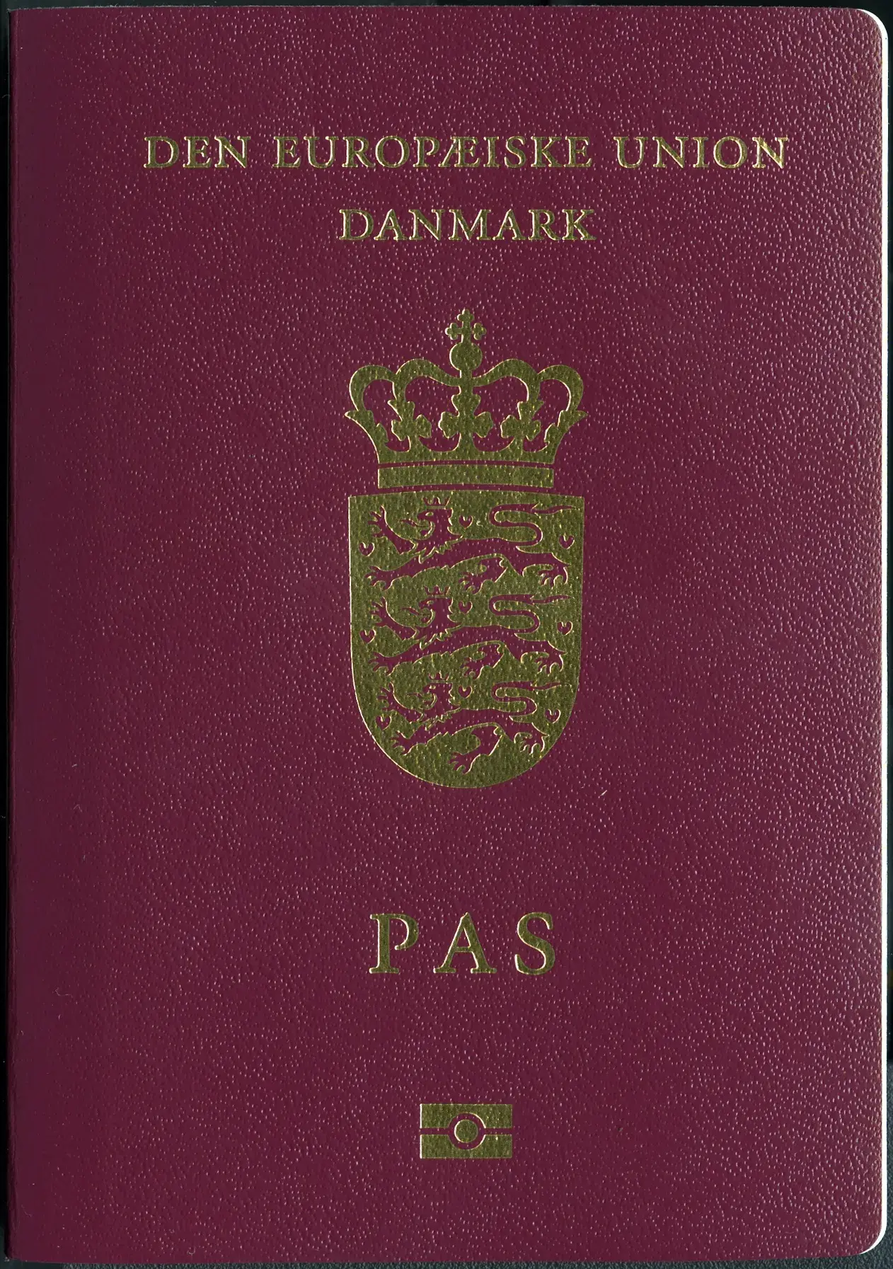 Forsiden af et dansk pas. Billedet viser den officielle danske pasudgave.