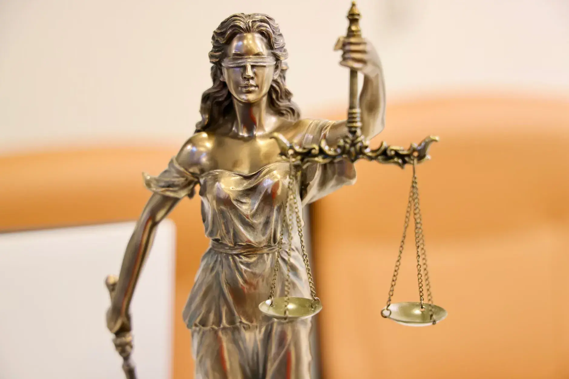 En detaljeret billed af Lady Justice-statuen, som symboliserer retfærdighed og upartiskhed.