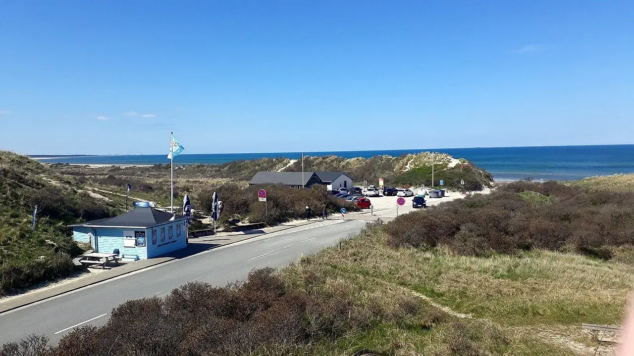 Det ikoniske blå ishus ved Tversted Strand, som er kendt for sine store gammeldags vaffelis.
