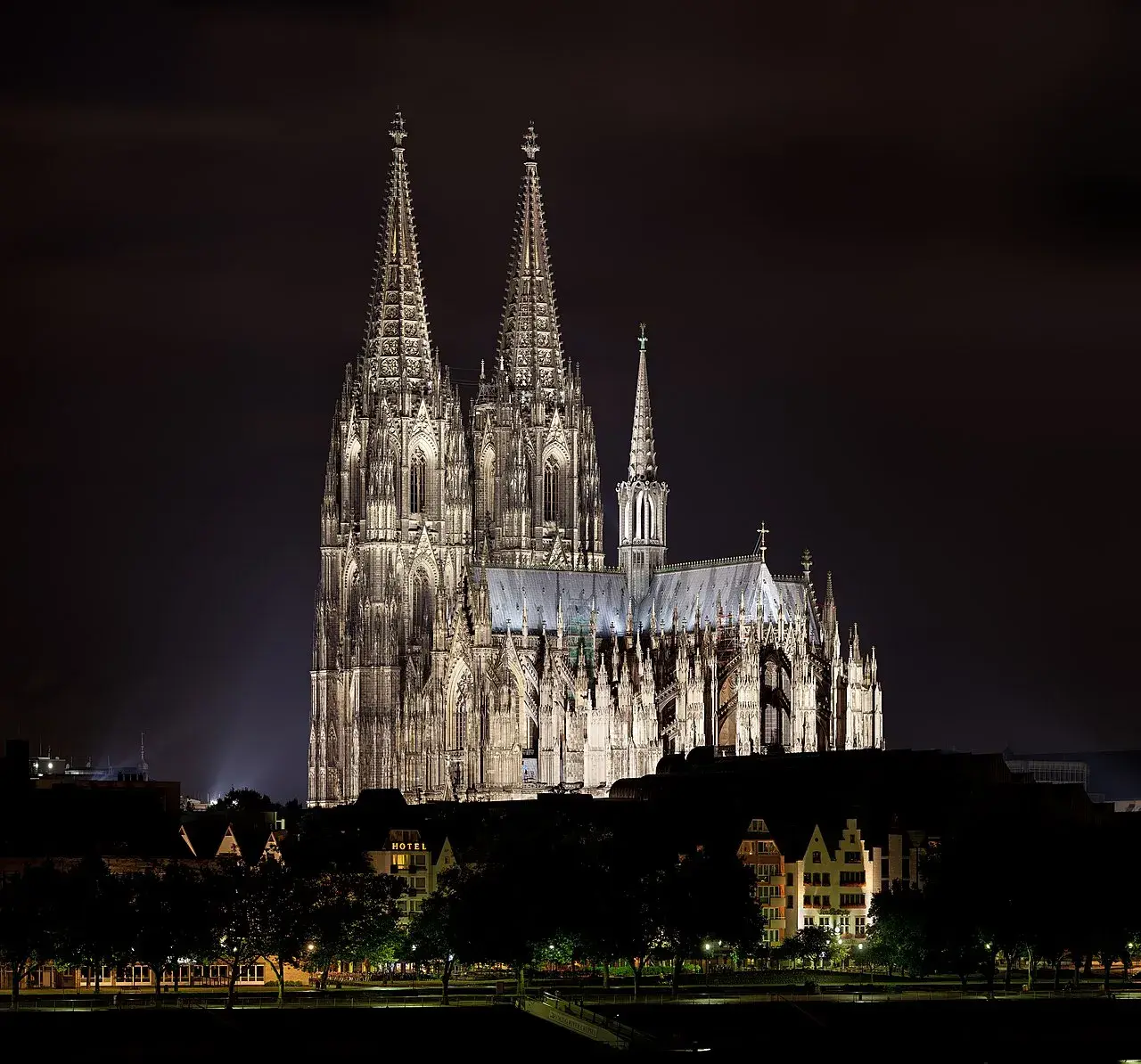 Den imponerende gotiske domkirke i Köln står smukt oplyst mod nattehimlen som et vartegn for byen.