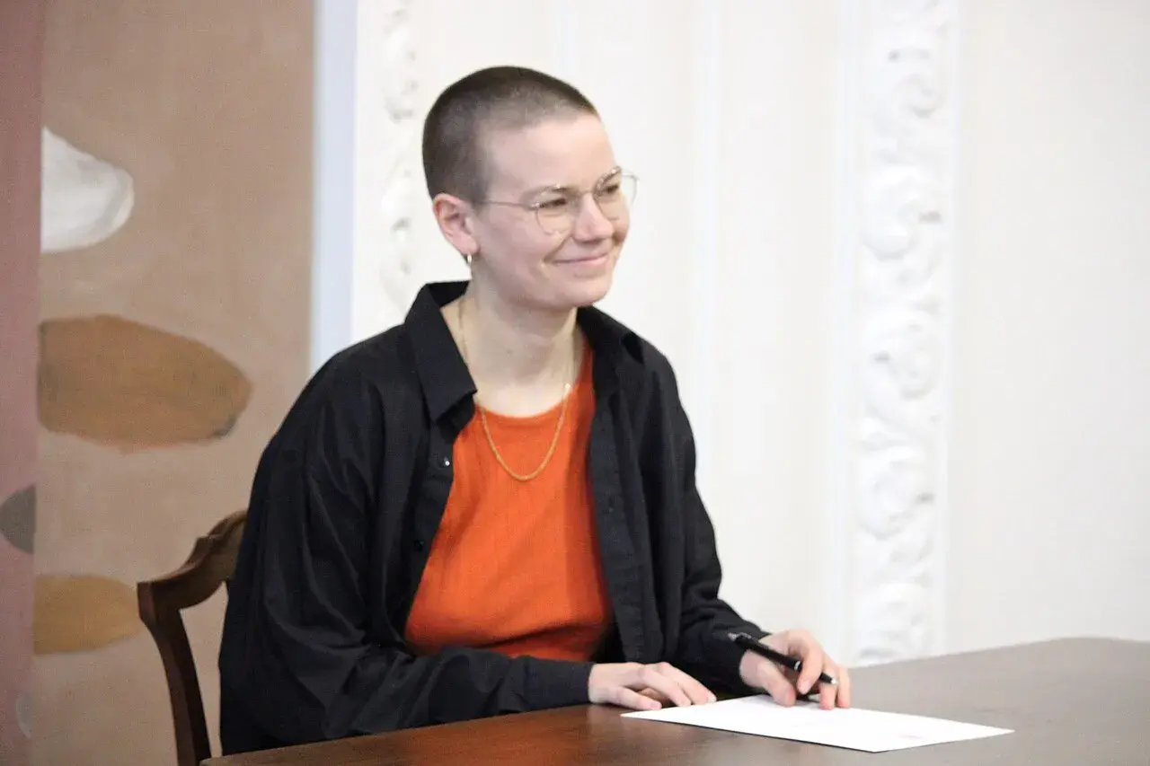 Anna Bjerre Johansen underskriver en erklæring om at værne den danske forfatning i Landstingssalen på Christiansborg i København. Billedet viser en officiel grundlovshandling i Folketingets historiske rammer.