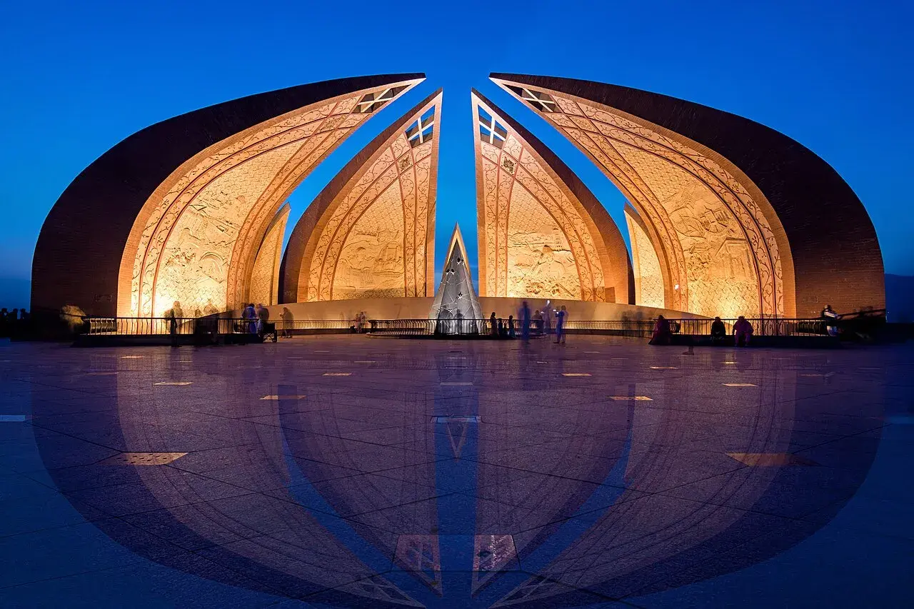 Pakistan Monument ses i det blå time-lys, hvor monumentet fremstår roligt og tydeligt under bløde, diffust oplyste forhold.