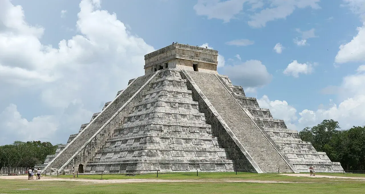 El Castillo (Kukulcán-pyramiden) i Chichén Itzá i Mexico. Fotoet viser pyramiden i et bredt udsnit.