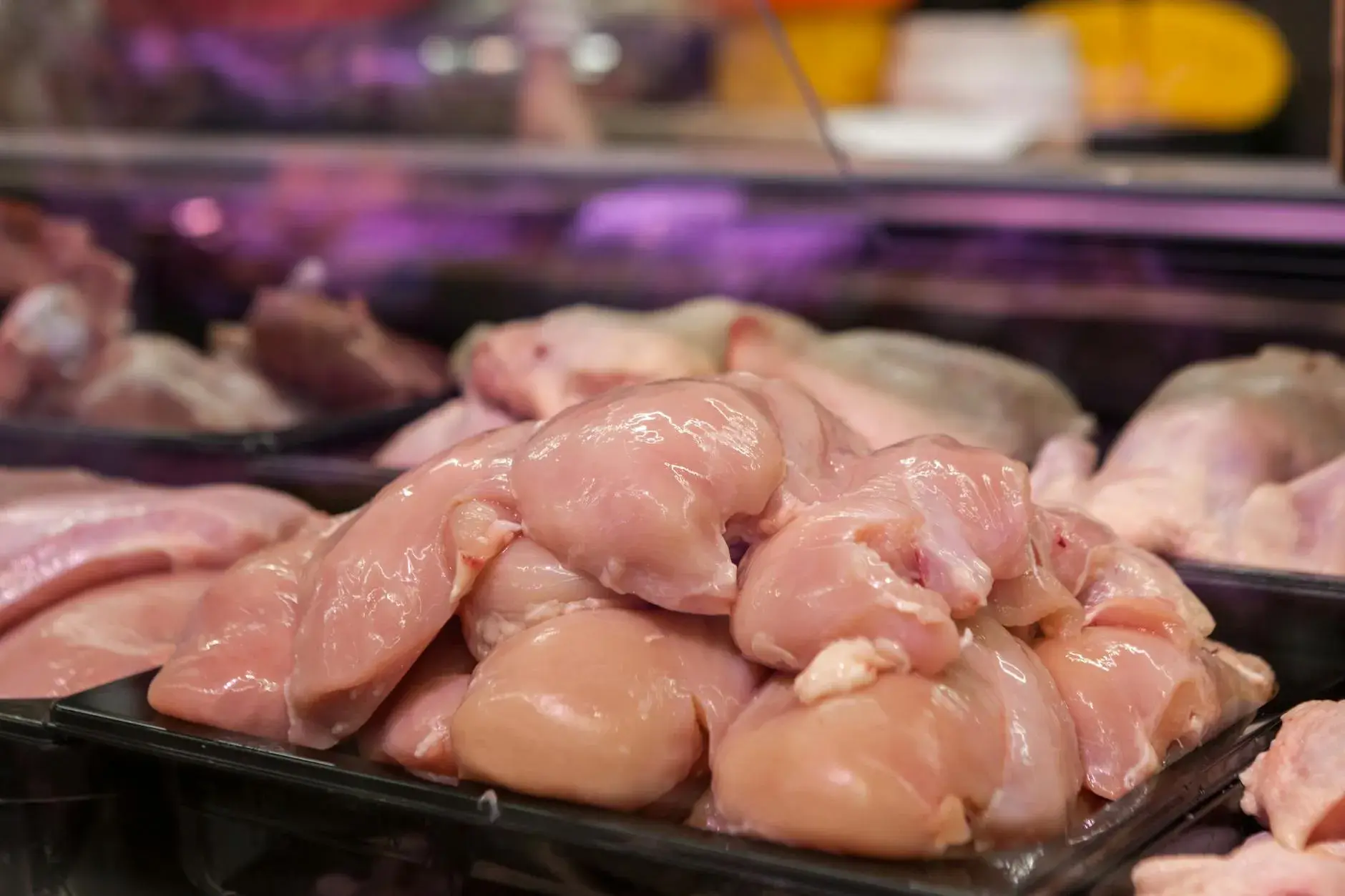Friske, rå kyllingebryster er udstillet i et supermarked og klar til køb. Billedet viser produktet i en typisk indkøbssituation.