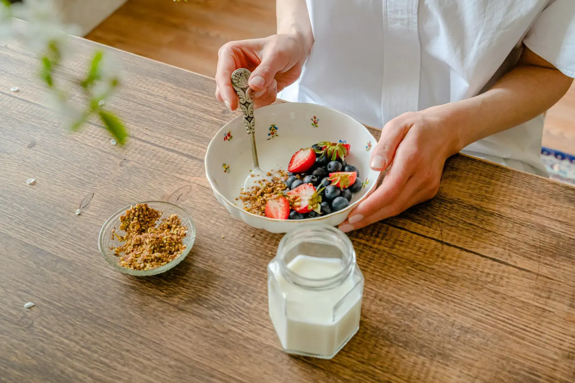 En farverig yoghurtbowl toppet med jordbær, blåbær og knuste nødder. Perfekt som et sundt og mættende morgenmåltid.