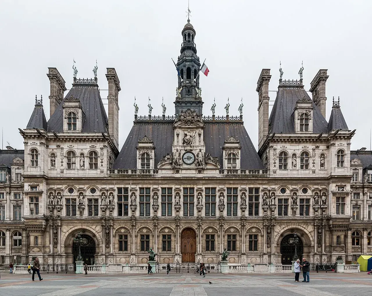 Moderne udsigt på Hôtel de Ville i Paris med omgivelserne.