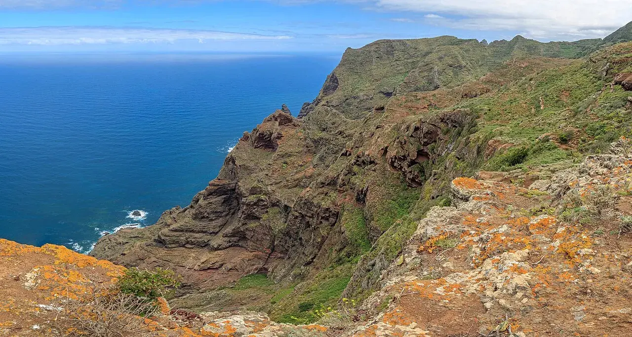 Klippekysten ved Chinamada på Tenerife med havet og den dramatiske kystlinje. Et natursceneri fra De Kanariske Øer i Spanien.
