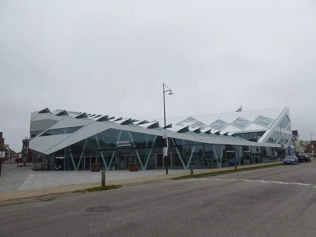 Bankbygningen Middelfart Sparekasse ligger på Havnegade i Middelfart. Billedet fremhæver bygningens facade og placering i byens gadebillede.