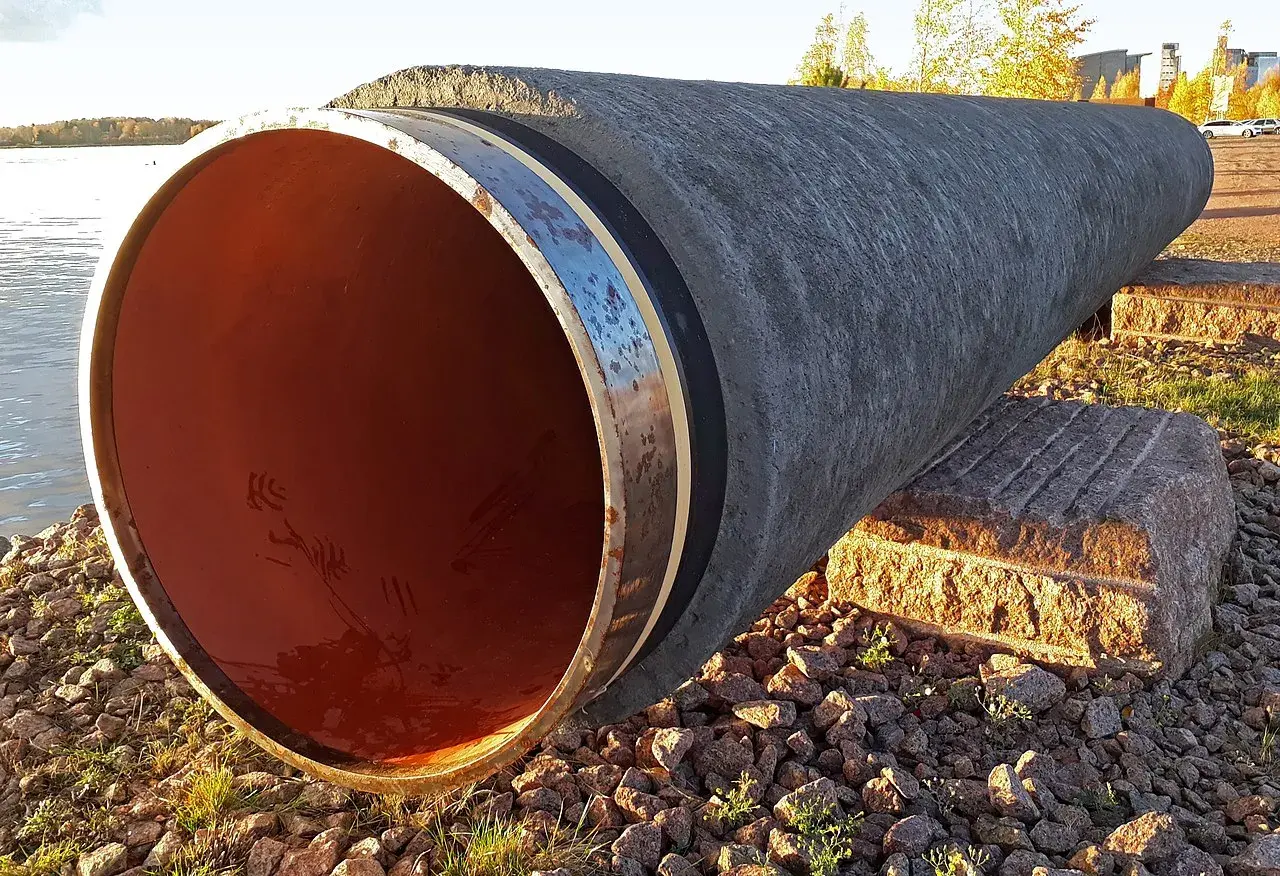 Et stykke Nord Stream-rør er udstillet offentligt i Kotka. Billedet viser rørets industrielle udtryk og placeringen som del af en udstilling.