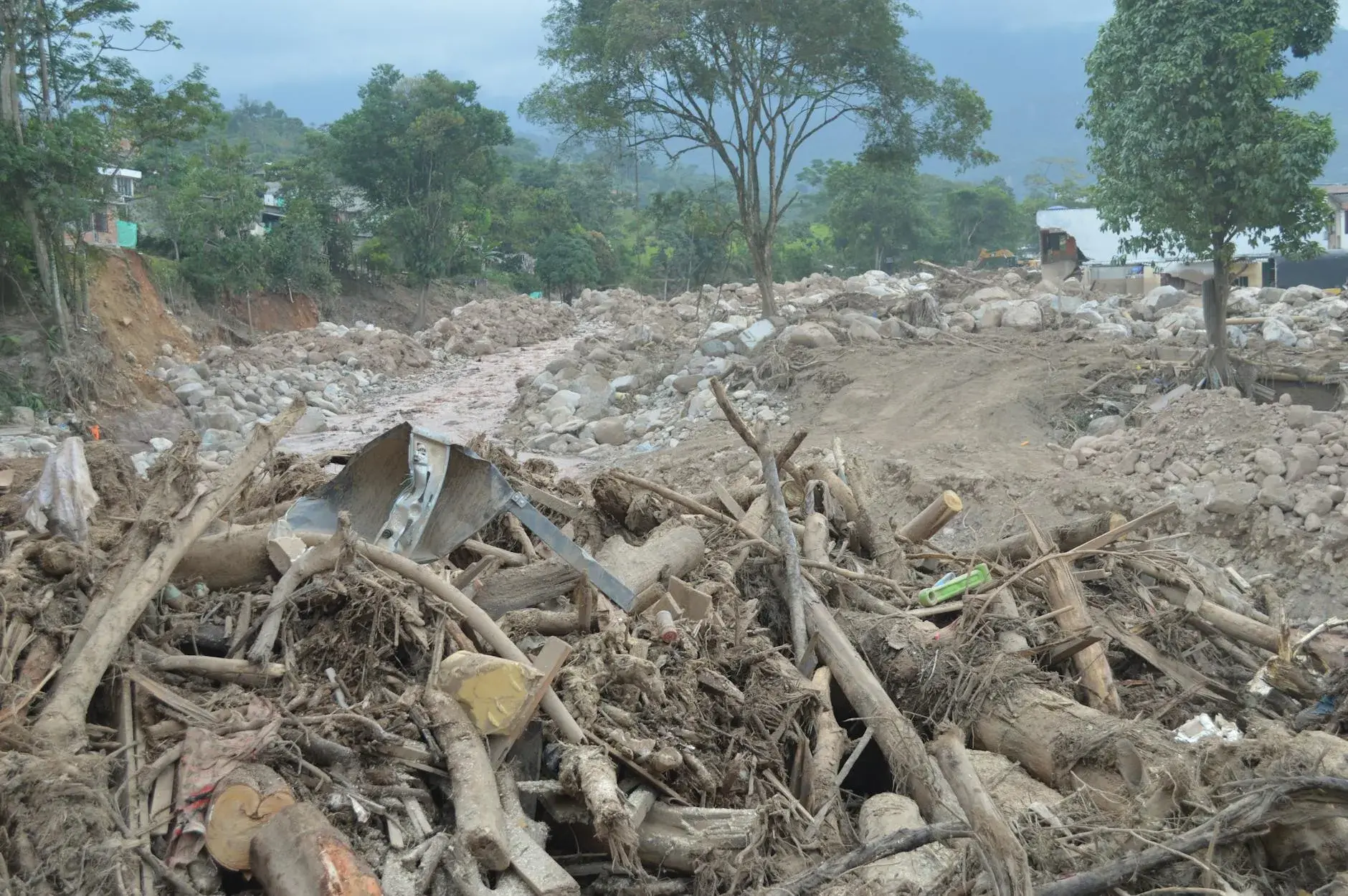 Et luftfoto viser ødelæggelser og store mængder jord og affald efter et alvorligt jordskred i Mocoa, Colombia. Billedet illustrerer omfanget af katastrofen.