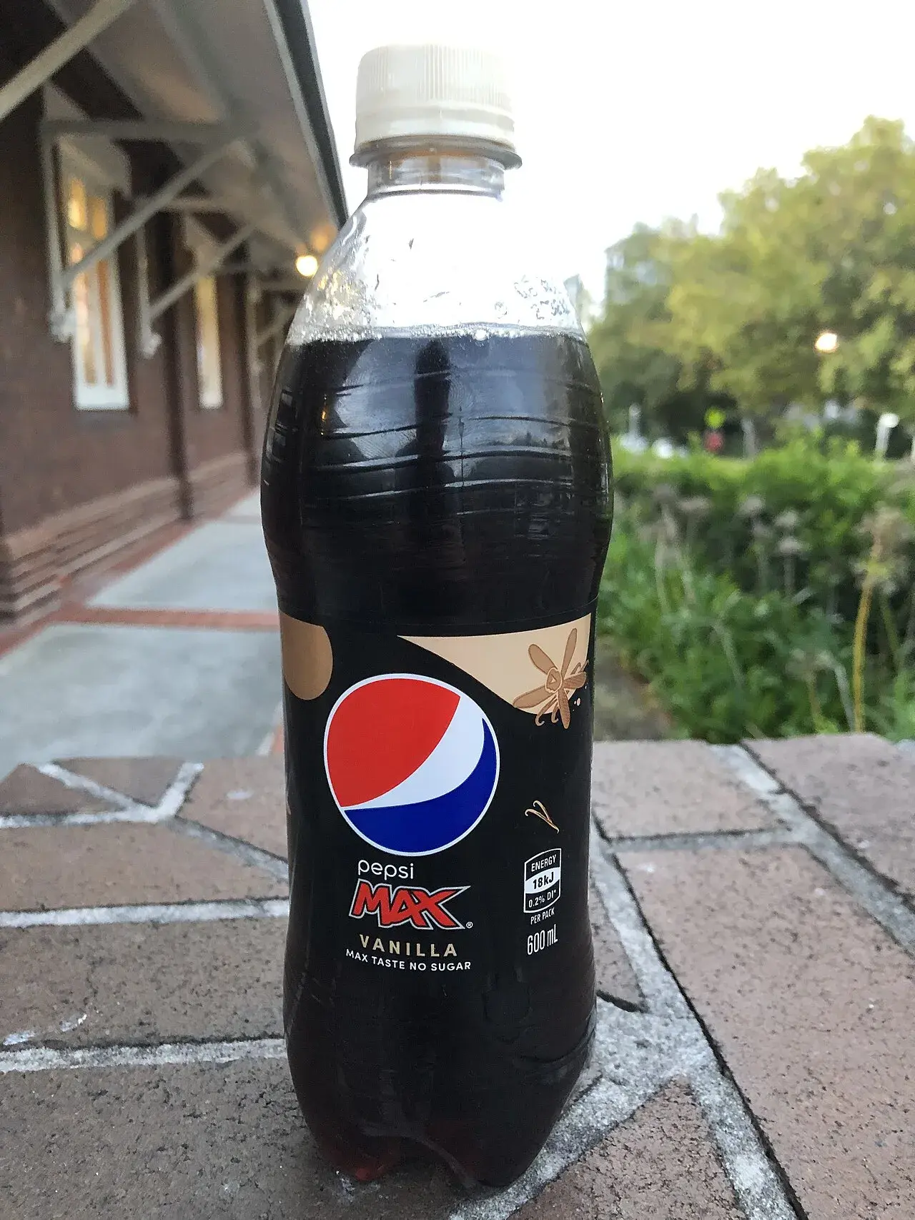 En flaske med Pepsi Max i vaniljesmag. Billedet fremhæver produktets etiket og form.
