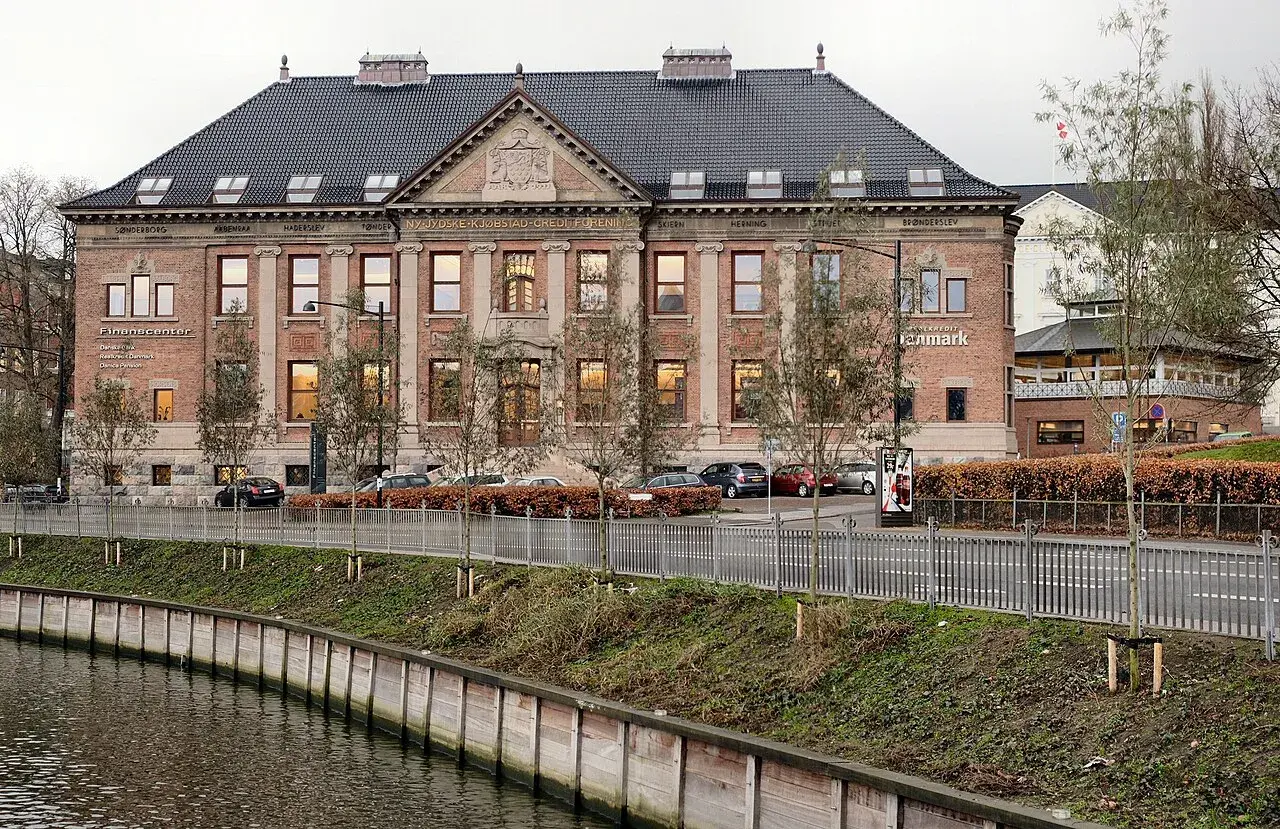 Bygningen Realkredit Danmark i Aarhus. Fotoet viser facaden og bygningens arkitektoniske udtryk.