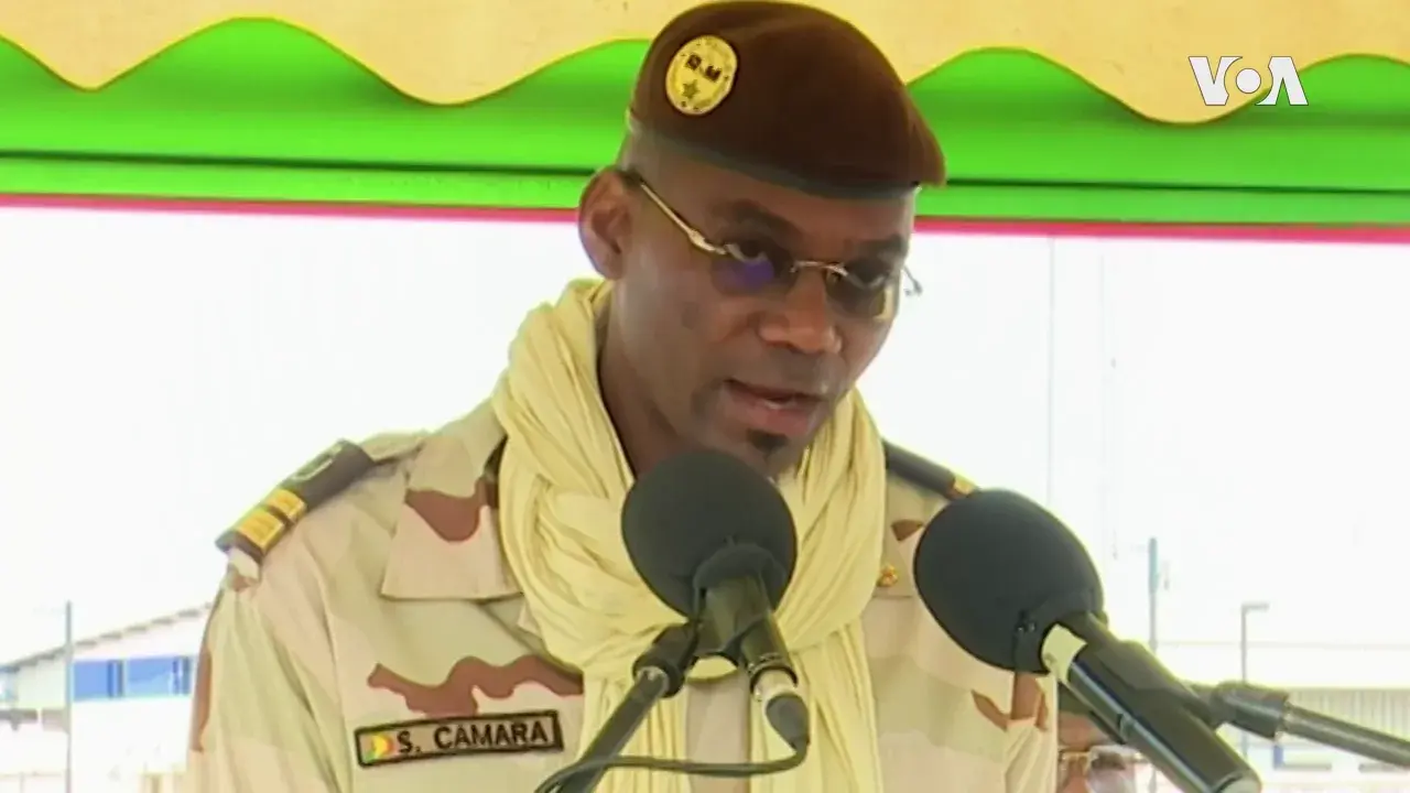 Sadio Camara taler ved Bamako Air Base i Mali. Billedet er knyttet til omtalen af nye kampfly, der styrker landets luftkapacitet i kampen mod terrorisme.