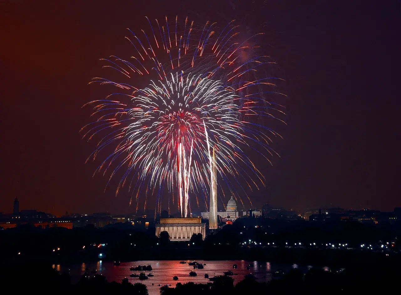 Fyrværkeri lyser op over National Mall i Washington, D.C., med monumenter og U.S. Capitol i baggrunden. Billedet er taget i forbindelse med 4. juli-fejringen.
