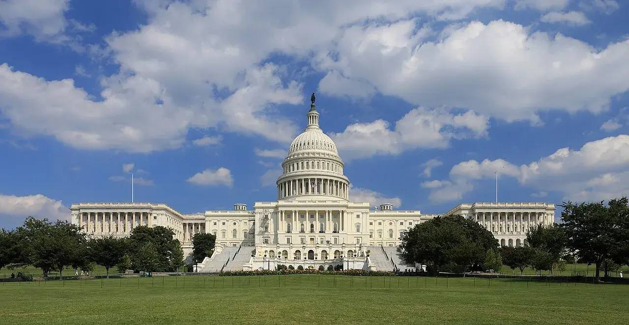 Udsigt over US Capitol-kompleksets vestlige side. Billedet viser bygningens arkitektur og omgivelser.
