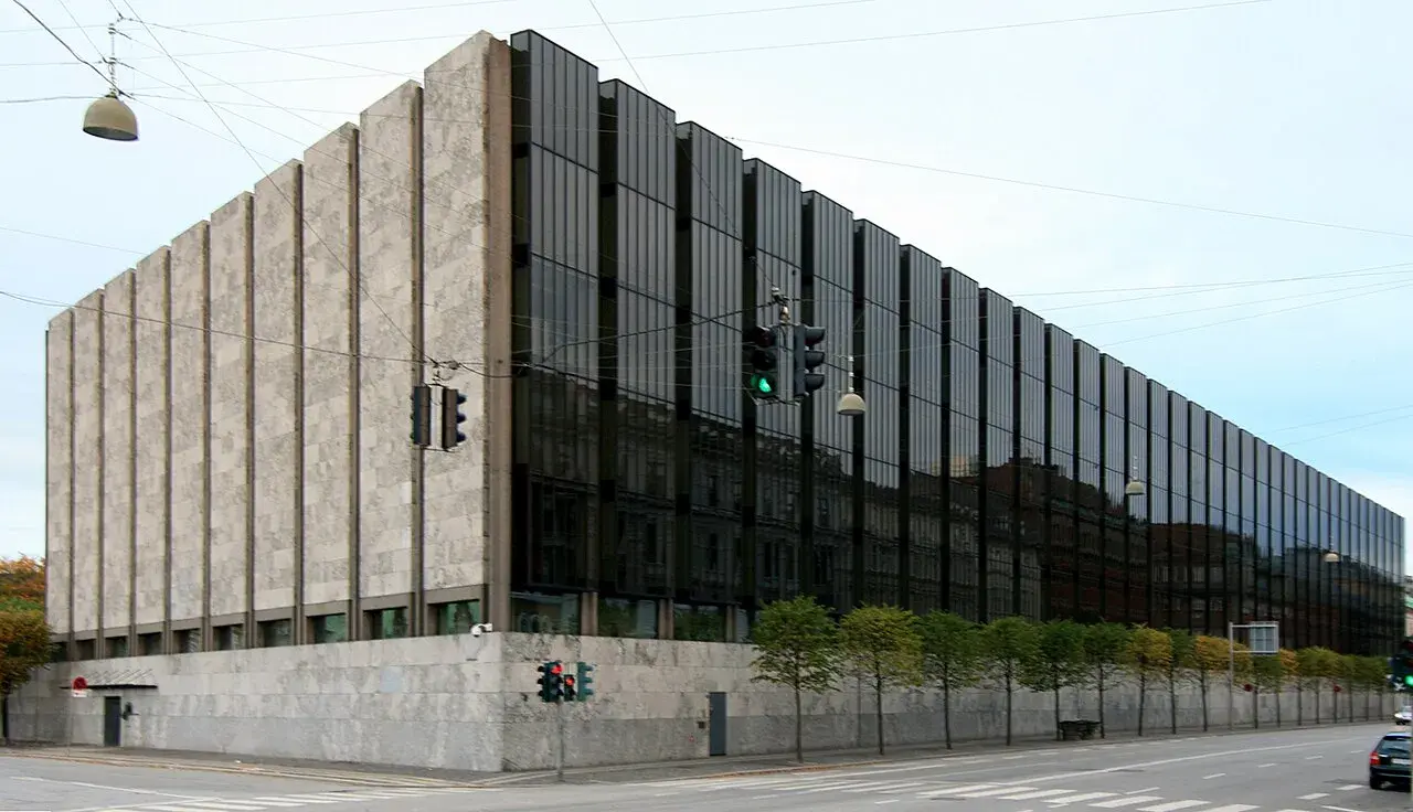 Danmarks Nationalbank i København, Havnegade 5. Bygningen er opført i perioden 1965-1971 og fremstår som et markant vartegn i byen.