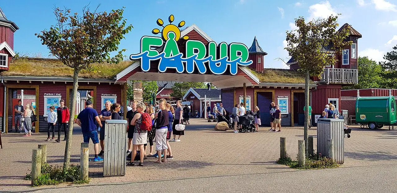 Indgangen til Fårup Sommerland med tydelige skilte og ankomstområde. Et stemningsbillede fra forlystelsesparken.